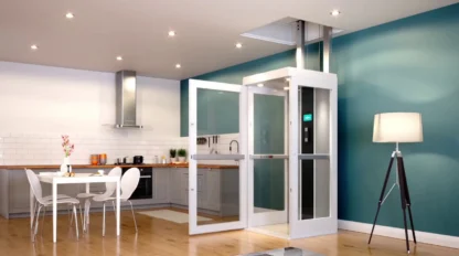 Ein Hauslift mit geöffneter Tür
