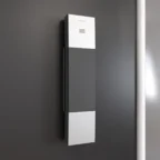 An einer dunkelgrauen Wand ist eine moderne, an der Wand montierte Gegensprechanlage mit rechteckigem Design angebracht.