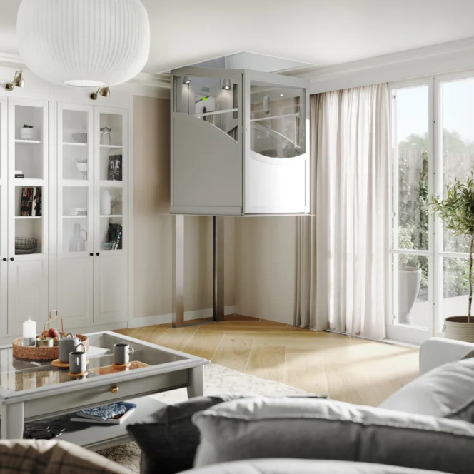 In een lichte woonkamer met houten vloeren, grote ramen en meubels in neutrale tinten is een moderne glazen huislift geïnstalleerd.