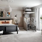 Een moderne slaapkamer met een zwart bed, een nachtkastje, een grote hanglamp en een compacte huislift die in de hoek bij een glazen deur is geïnstalleerd.